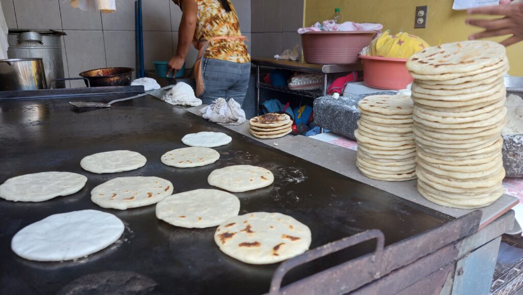 4 por la cora y más pequeñas precio de las tortillas causa indignación en  la población - Noticias de El Salvador