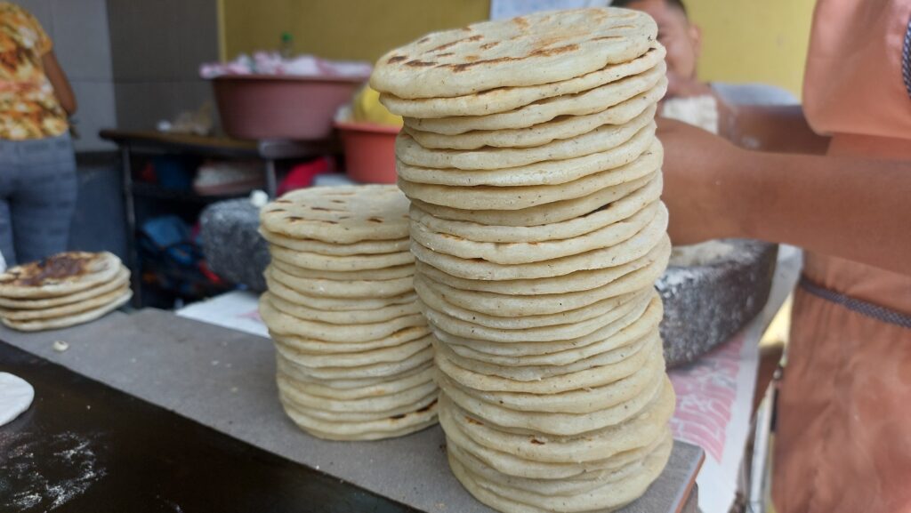 4 por la cora y más pequeñas precio de las tortillas causa indignación en  la población - Noticias de El Salvador