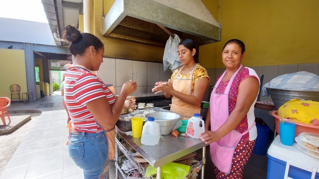 4 por la cora y más pequeñas precio de las tortillas causa indignación en  la población - Noticias de El Salvador