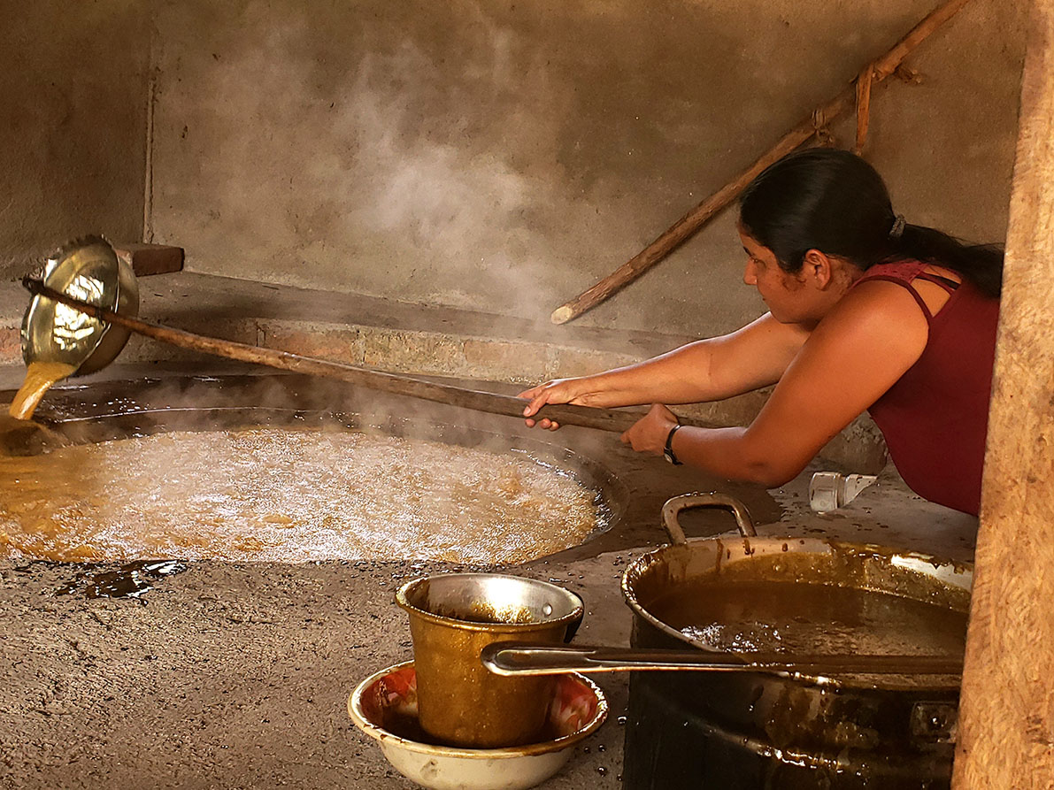 Dona Sara removiendo la miel de cana luego de varias horas de fuego Suchitoto