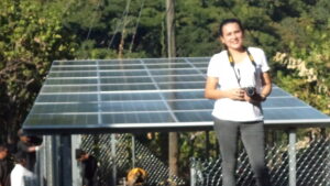 Karilyn Vides frente a sistema solar en Aguacayo 1