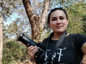 Karilyn Vides tomando fotos y grabando material de comunicaciones en comunidades