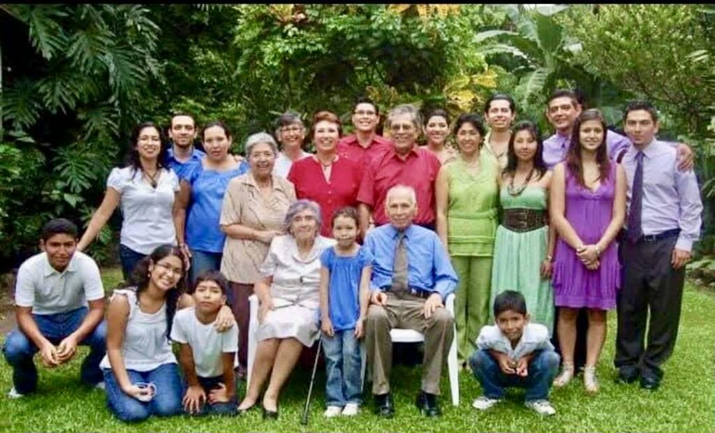 Está es la celebración del 66o. Aniversario de matrimonio de nuestros padres; en cada aniversario de bodas nos reuníamos su descendencia para celebrárselos. Tuvimos la dicha de celebrarles 77 años de matrimonio.